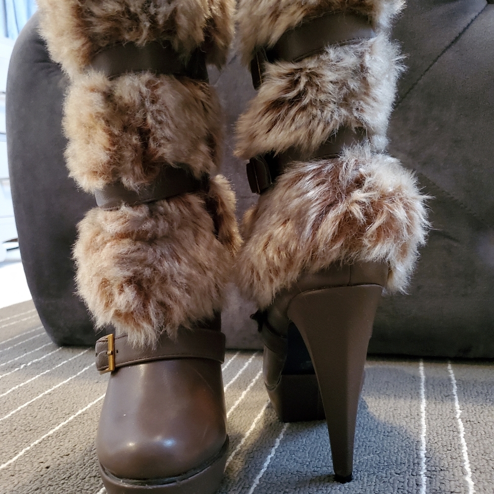 Size 7 Faux Fur heeled boot